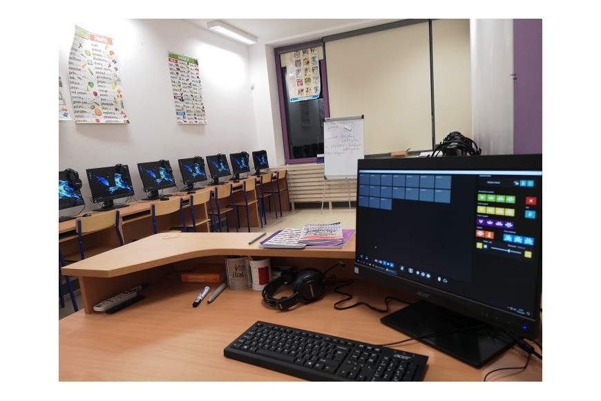 Nowoczesne pracownie językowe – dlaczego szkoły potrzebują technologii takich jak SensoLab IP?
